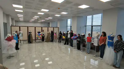 Kars’ta Geri Dönüşüm Malzemeleriyle Tasarlanan Giysiler Sergilendi