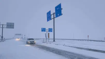 Kars'ta Kar Yağışı: 27 Köy Yolu Kapatıldı, Sürücülere Hız Uyarısı Yapıldı