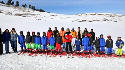 Kars Valisi Ziya Polat, Çocuklarla Kayak Eğitiminde Buluştu.