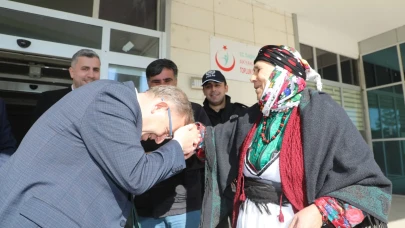 Vali Polat, Akyaka Hastanesi'nde sağlık çalışanlarını ve hastaları ziyaret etti.