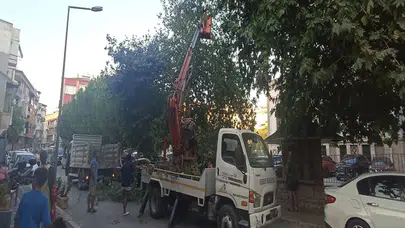 Balıkesir'de Kuvvetli Rüzgar, 4 Tonluk Su Deposunu Caddeye Uçurdu