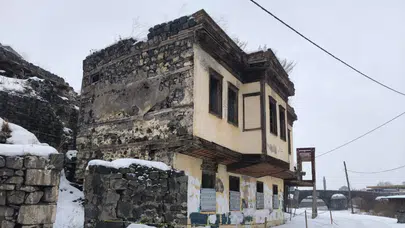Kars'taki Ahmet Tevfik Paşa Konağı Yıkılma Tehlikesiyle Karşı Karşıya, Polis Önlem Aldı