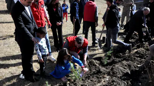 Minik Öğrenciler Fidan Diktikleri Etkinlikte Doğaya Can Suyu Verdi