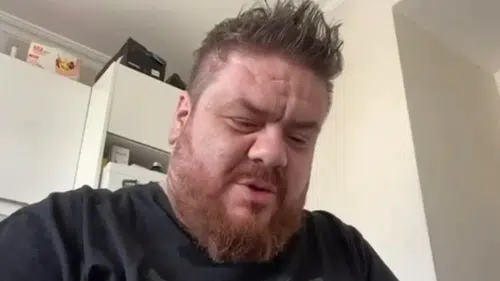 Komedyen Emre Mutlu, Dikkat Çekici Değişimiyle Gözleri Üzerine Çekti