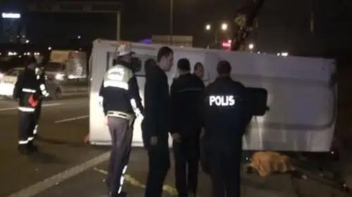 Ümraniye TEM Otoyolu'nda Servis Aracı Devrildi: 8 Yaralı