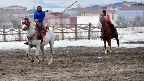Kars'ta Cirit Müsabakasında Soğuk ve Çamurla Zorlu Kaçış Mücadelesi