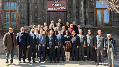 MHP Kars İl Başkanı Adıgüzel, Belediye Başkanı Senger'i ziyaret etti; birlik ve beraberlik mesajları verildi.