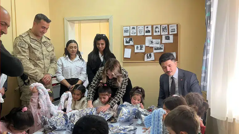 Digor’da Örülen Atkılar Minik Öğrencilere Hediye Edildi