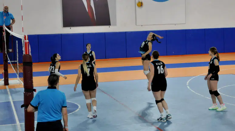 KAÜ’de ÜNİLİG voleybol eleme maçlarında büyük heyecan