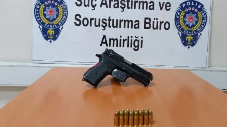 Sarıkamış’ta umuma açık alan denetiminde ruhsatsız tabanca bulundu