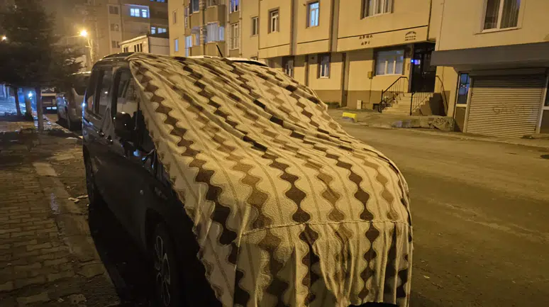 Kars’ta sürücüler, araçlarını battaniyelerle soğuktan koruyor