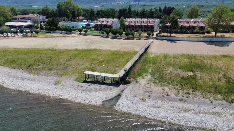 İznik Gölü’ndeki Su Seviyesi Düşüşü, İskeleyi Karada Bıraktı