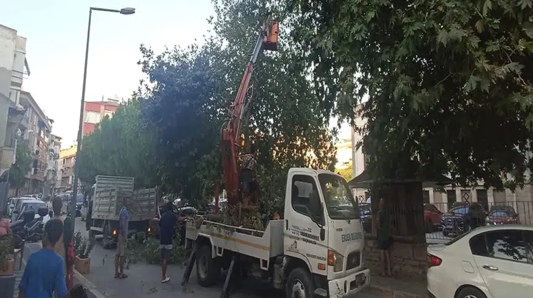 Balıkesir'de Kuvvetli Rüzgar, 4 Tonluk Su Deposunu Caddeye Uçurdu