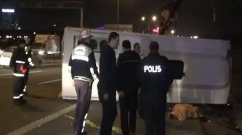 Ümraniye TEM Otoyolu'nda Servis Aracı Devrildi: 8 Yaralı