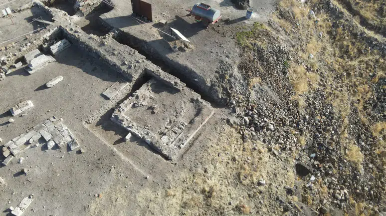 Ani Ören Yeri'nde Selçuklu dönemine ait tarihi kümbet keşfedildi