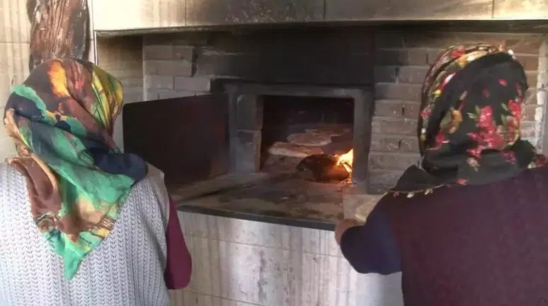 Tokat'ta Yüzyıllık Gelenek: Kadınların Elinden Ekmek Yapımı