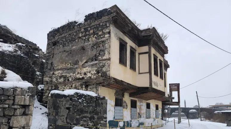 Kars'taki Ahmet Tevfik Paşa Konağı Yıkılma Tehlikesiyle Karşı Karşıya, Polis Önlem Aldı