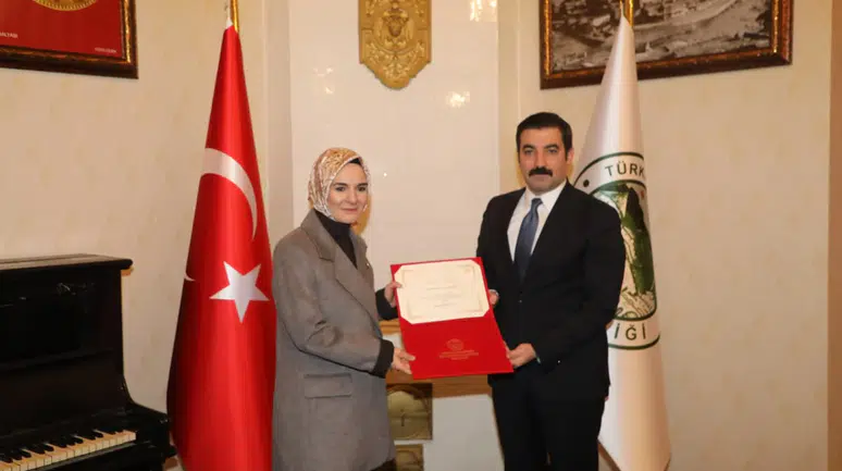 Aile Yılı kapsamında Kaymakam Akköz'e Bakan Göktaş'tan teşekkür belgesi takdim edildi