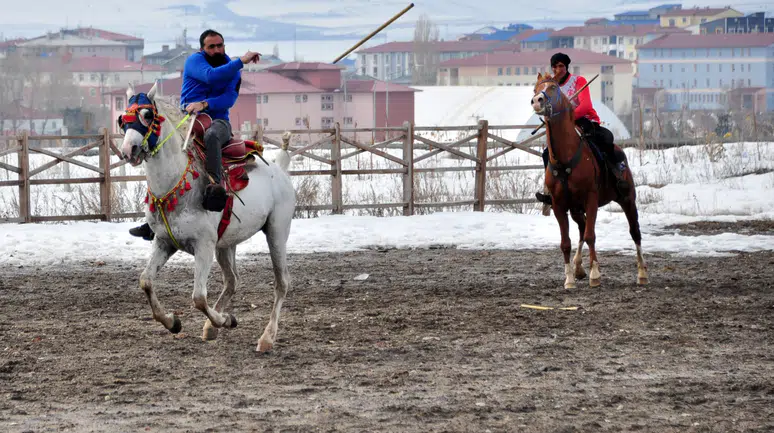 Kars'ta Cirit Müsabakasında Soğuk ve Çamurla Zorlu Kaçış Mücadelesi