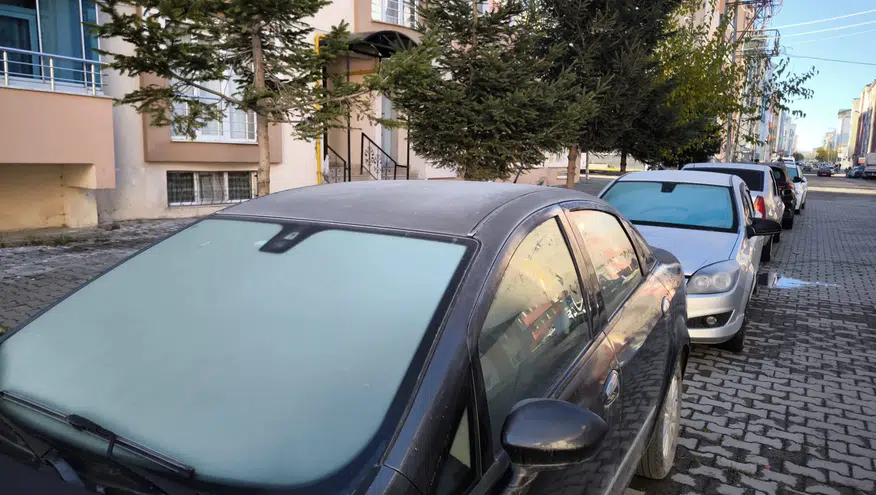 Kars’ta Kış Etkili: Araçlar Buzla Kaplandı, Sürücüler Önlem Alıyor