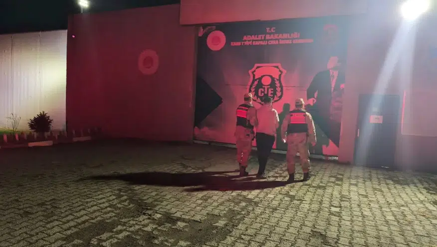 Kars’ta Aranan Dolandırıcı Jandarma Tarafından Yakalandı